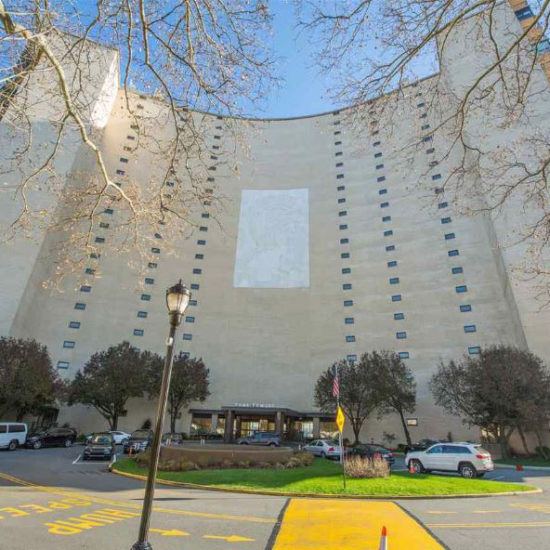 a large building with cars parked in front of it